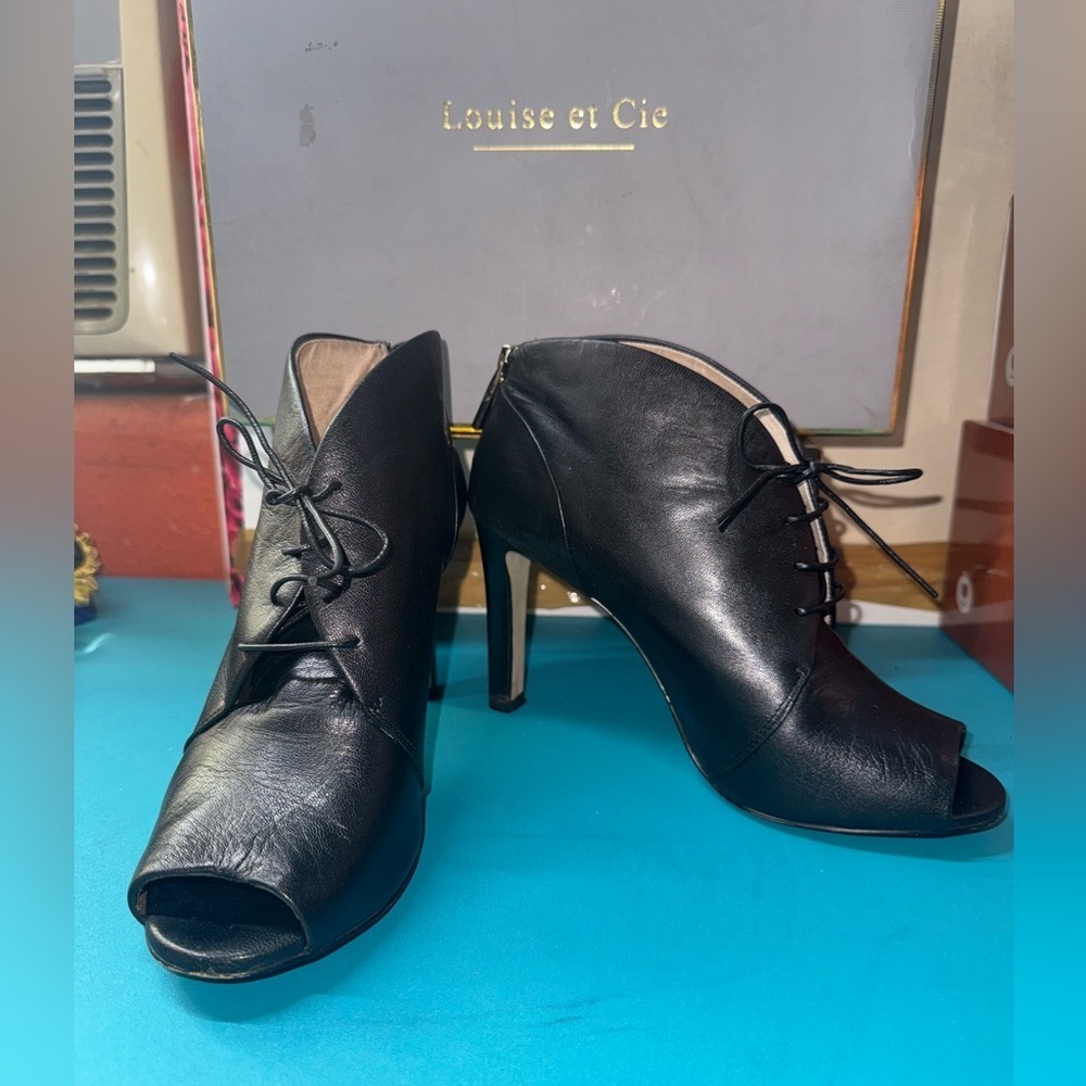 LOUISE ET CIE Lo-Vernonia peep toe lace up ankle bootie black, 8